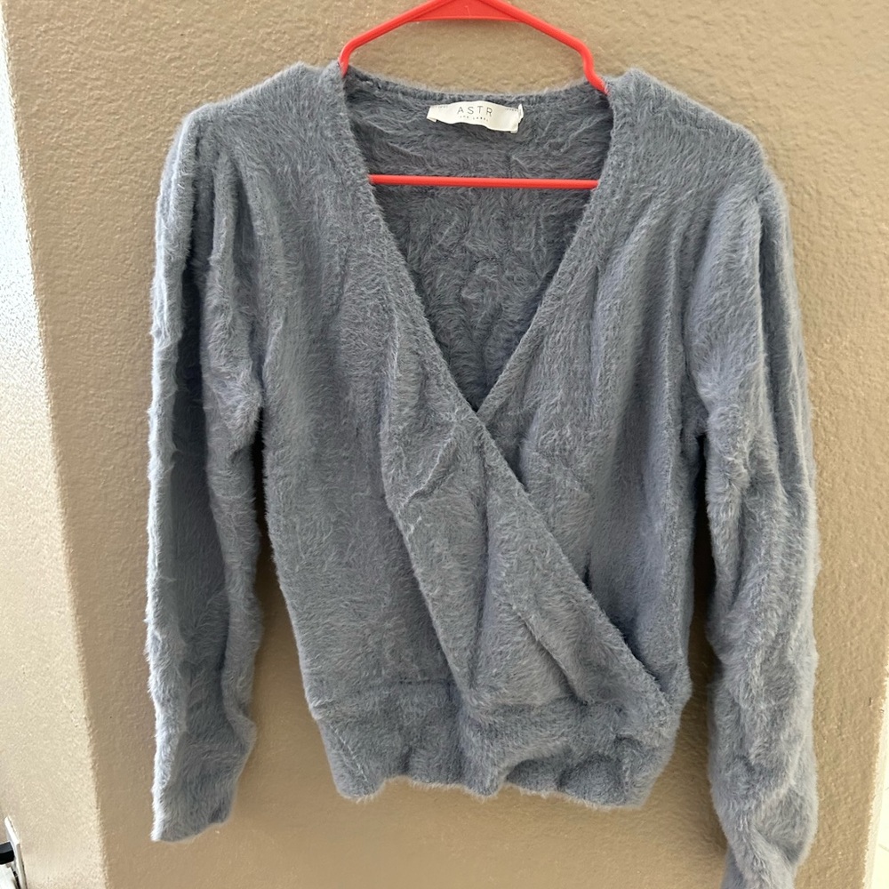 ASTR The Label V-Neck Fuzzy sweater w/puff sleeves😻 - Picture 3 of 6